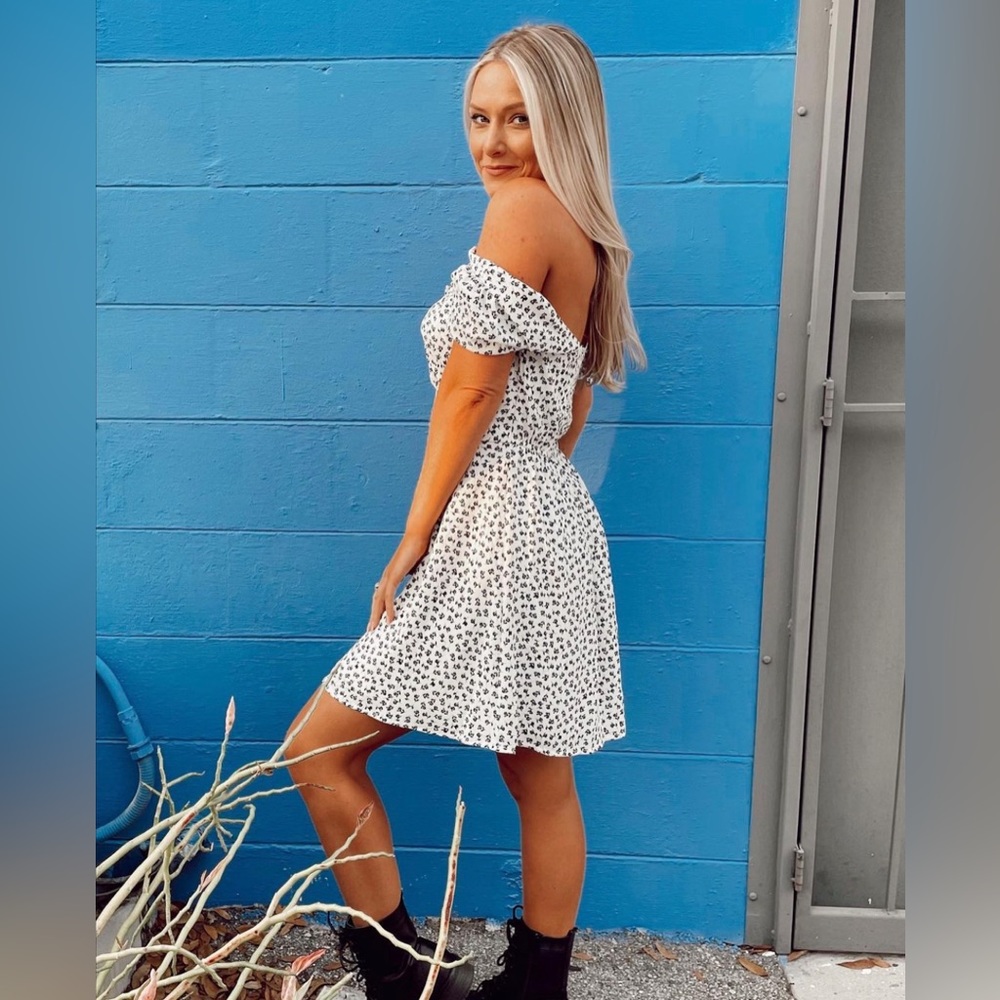 Floral midi dress with off-the-shoulder sleeves
